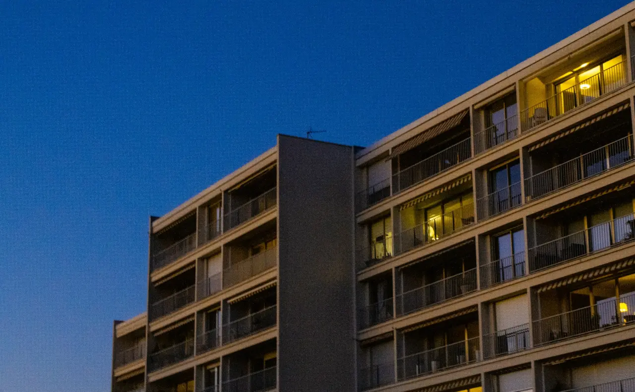 Kartal Konutları: Akşam saatlerinde balkon cephesi